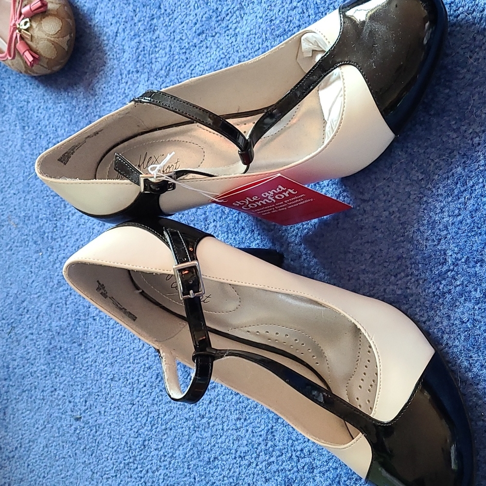 Spectator pumps with T buckle